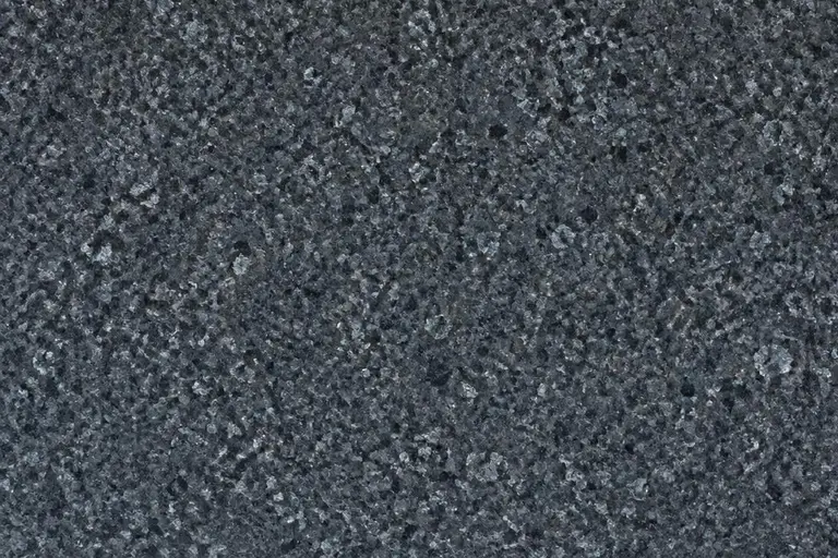 Steel Grey, lecture de la matière sous lumière rasante