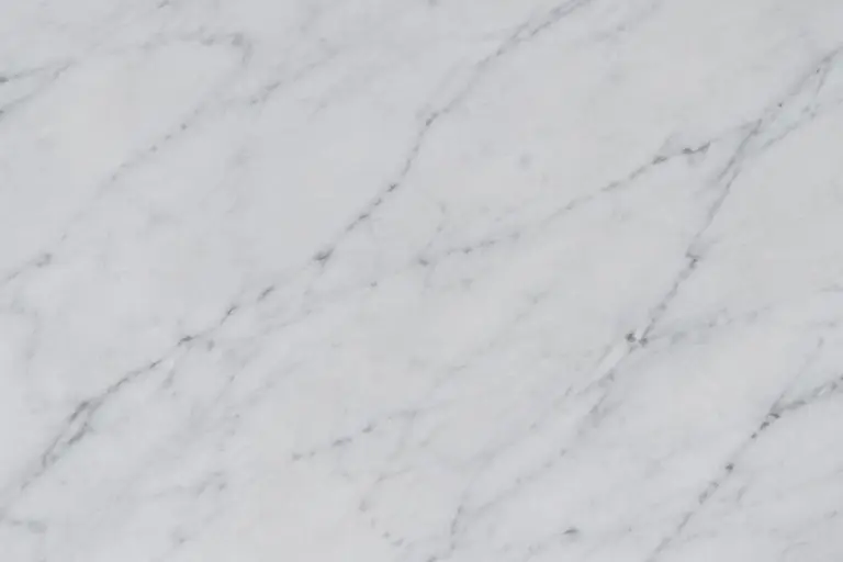 Carrara Venato, lecture de la matière sous lumière rasante