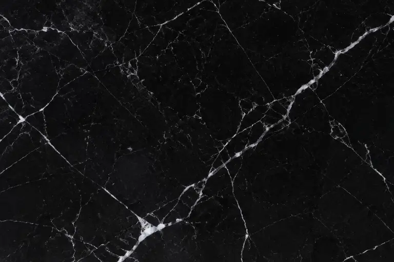 Nero Marquina, lecture de la matière sous lumière rasante
