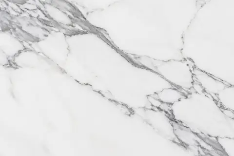 Tranche de Douche Statuario, Saint-Cyprien, vue rapprochée du veinage
