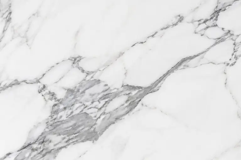 Statuario, lecture de la matière sous lumière rasante