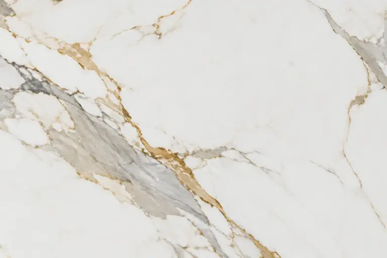 Calacatta Gold, lecture de la matière sous lumière rasante