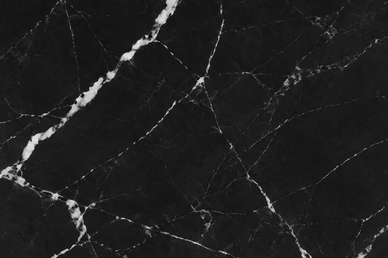 Nero Marquina, lecture de la matière sous lumière rasante