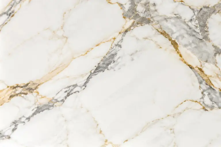 Calacatta Gold, lecture de la matière sous lumière rasante