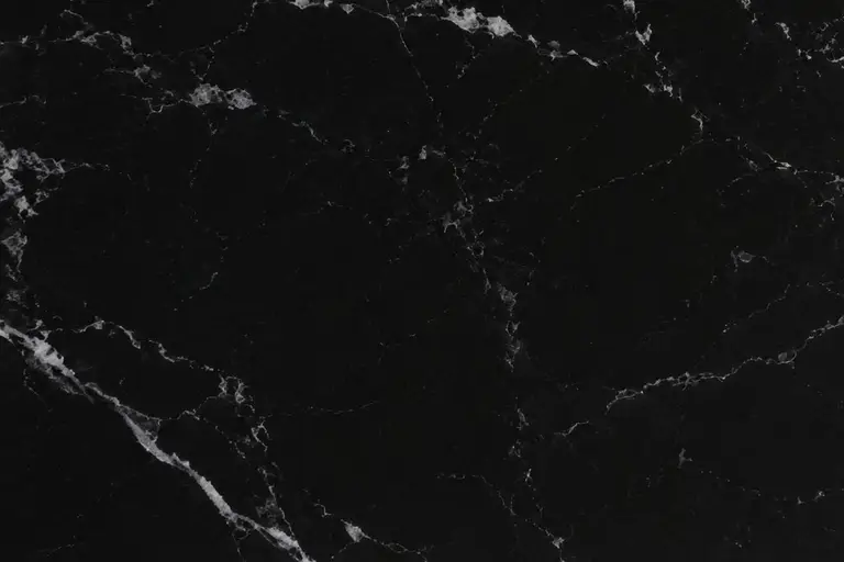 Eternal Noir, lecture de la matière sous lumière rasante
